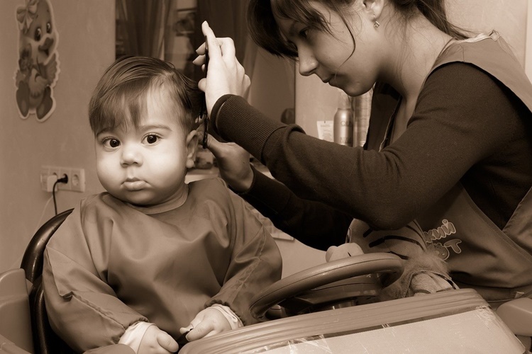 2歳の子どもが散髪を嫌がる時の対処法まとめ 動かないコツやすぐに終わる方法 みやもんのまろupブログ
